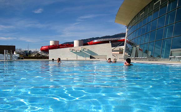 Eines der zahlreichen Aussenpools mit Rutsche im Hintergrund