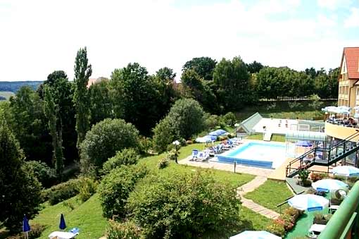 Blick vom Biohotel auf gepflegte Aussenanlage oberhalb der Heiltherme Bad Waltersdorf