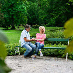 Grün soweit das Auge reicht im Park rund um die Therme Ddobrna